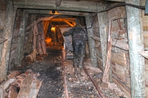 Escenificació d'un miner empenyent una vagoneta